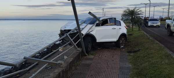 Conductora sup. quedó dormida y casi cae al Río Paraná en Encarnación