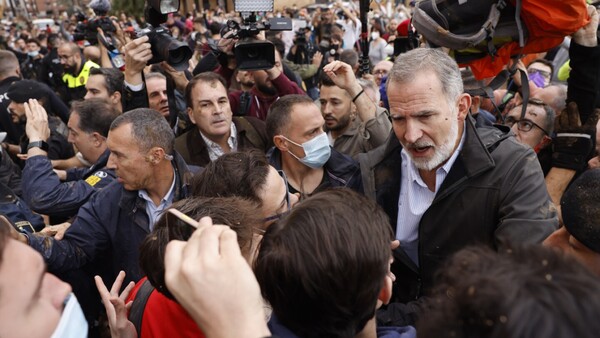 Insultan y lanzan barro a comitiva de los reyes de España en visita a zonas afectadas por Dana