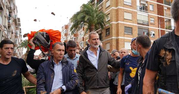 La Nación / Reyes y presidente españoles fueron recibidos con barro e insultos en zona inundada