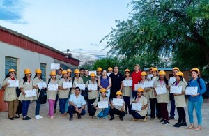 Rompen paradigmas: mujeres indígenas chaqueñas se reciben de albañiles y electricistas - 1000 Noticias