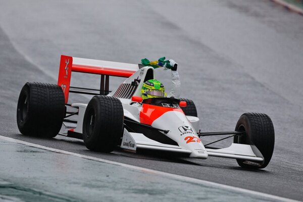 Versus / A pesar de la lluvia, el GP de Brasil rinde homenaje a Ayrton Senna