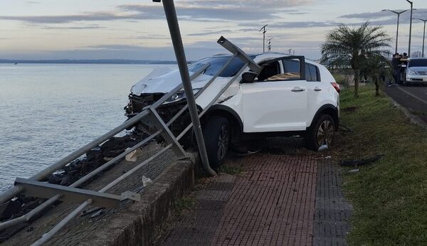 Encarnación: Conductora se quedó dormida y casi cae al Río Paraná