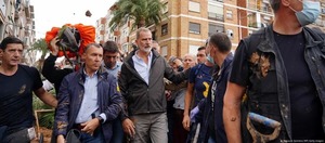 Lanzan barro a reyes de España en zonas inundadas - ADN Digital