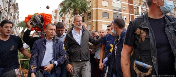 Lanzan barro a reyes de España en zonas inundadas - ADN Digital