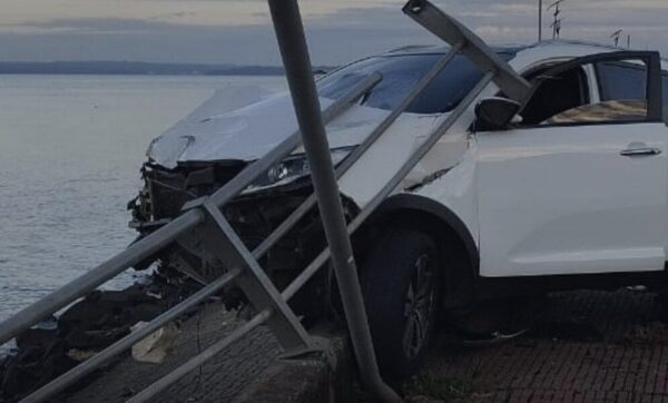 Mujer pierde el control de su vehículo tras quedarse dormida al volante y casi cae al río Paraná