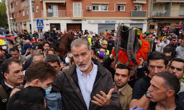 Reyes de España enfrentan protesta en su visita a zona afectada por inundaciones en Valencia - OviedoPress