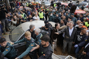 Los Reyes y Pedro Sánchez, increpados por grupo de vecinos en su visita a Paiporta - 1000 Noticias