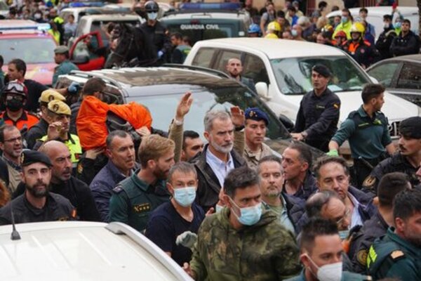 Abuchean y tiran barro a los reyes de España en zona afectada de Valencia