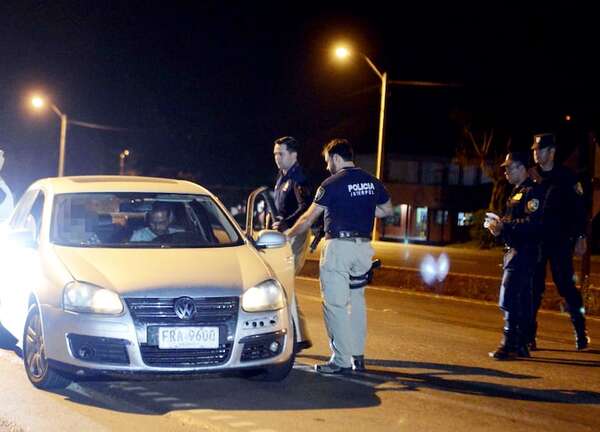 Barreras en rutas: ¿Cómo saber si es realmente la Policía? - Policiales - ABC Color