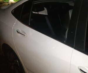 Aprovecharon la misa para hurtar dinero de automóvil