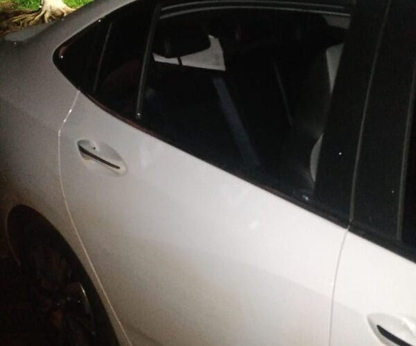 Aprovecharon la misa para hurtar dinero de automóvil