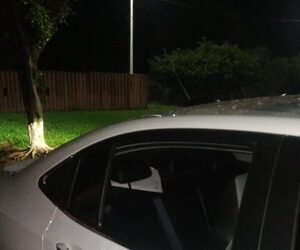 Ladrones aprovechan que feligreses estaban en la misa para robar dinero de auto