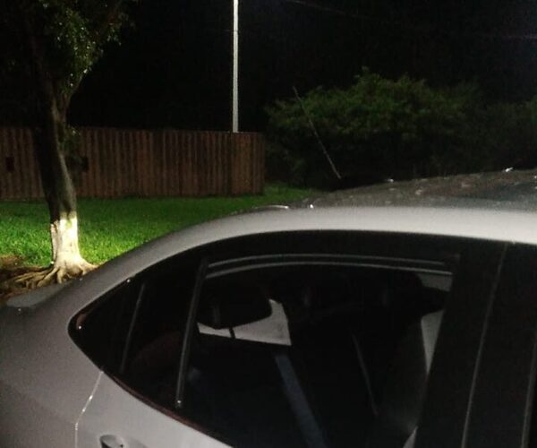 Ladrones aprovechan que feligreses estaban en la misa para robar dinero de auto