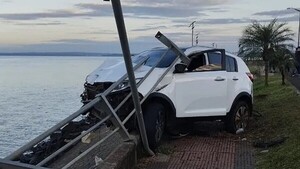 Joven casi cae al río Paraná tras aparentemente dormir en el volante