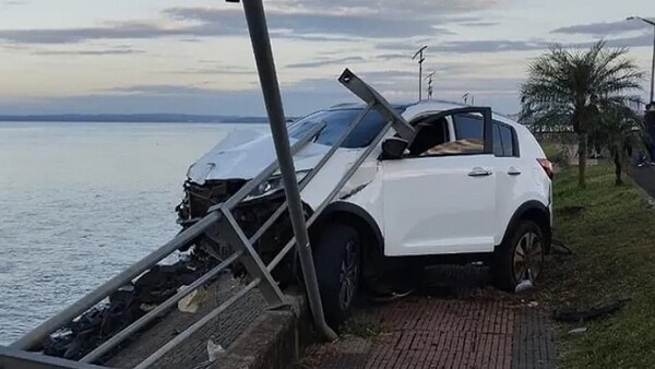 Joven casi cae al río Paraná tras aparentemente dormir en el volante