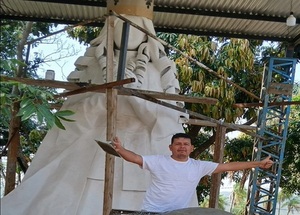 En Caacupé, artista plástico prepara una imagen de la Virgen Serrana