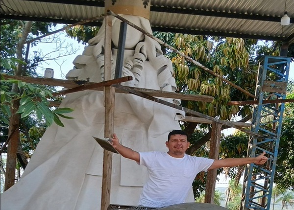 En Caacupé, artista plástico prepara una imagen de la Virgen Serrana