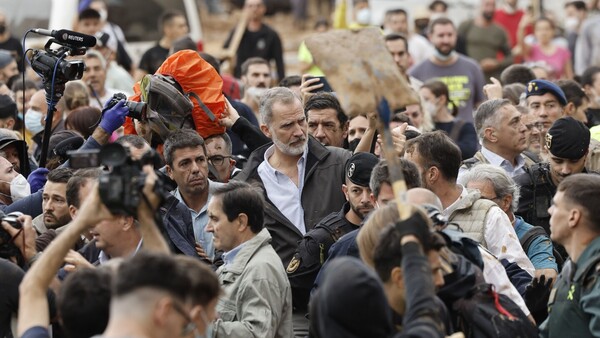 Video: Entre furia, insultos, barro e indignación recibieron a los reyes de España en las ciudades inundadas