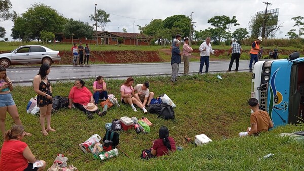 Una pasajera queda herida tras vuelco de un minibús en Caaguazú