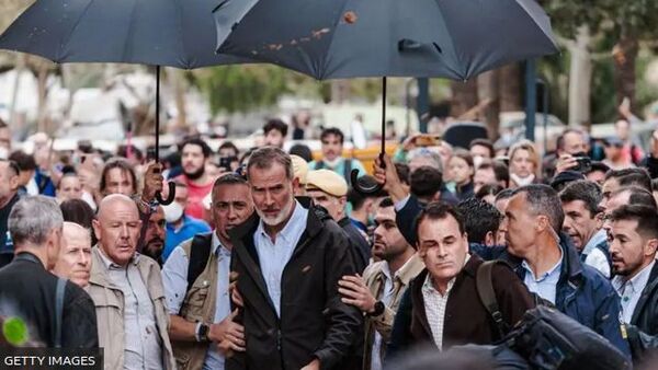 (VIDEO). Al grito de asesinos y arrojándoles barro reciben en Valencia a los reyes, al presidente del gobierno regional y al de España