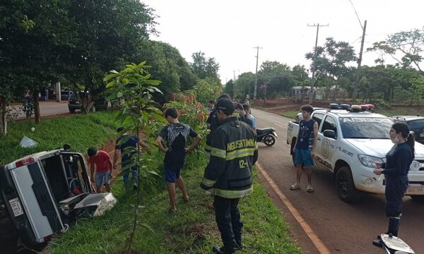 Se le trabó el cordón por el acelerador y terminó en la cuneta