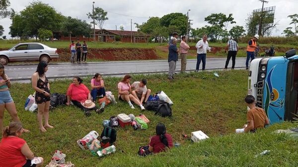 Las ruedas de un minubús okapu y todos terminaron en la banquiina: Una mujer resultó con lesiones