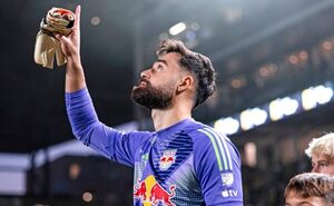 Versus / ¡Héroe! Carlos Coronel lleva a New York Red Bulls a las semis de su conferencia