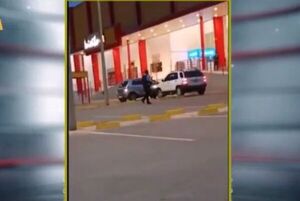 (VIDEO). ¿Tóxica? Mujer choca el rodado de su ex que trabaja en una plataforma por tener una pasajera