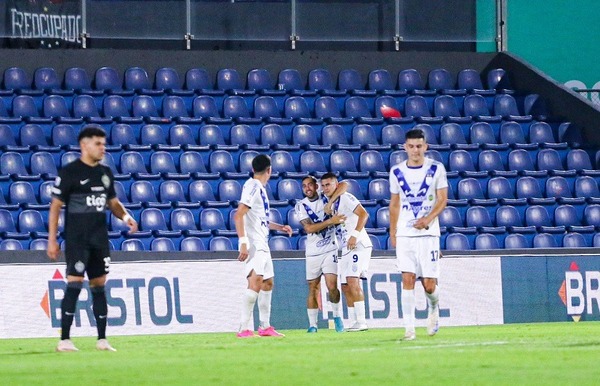 Olimpia cae ante su bestia negra y Nacional se puede acercar