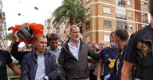 La Nación / Reyes y presidente, recibidos con barro