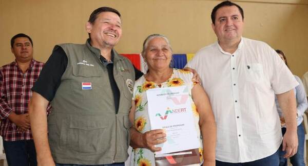 INDERT llevó otro centenar de títulos de propiedad para beneficiarios del distrito de Arroyito, Concepción