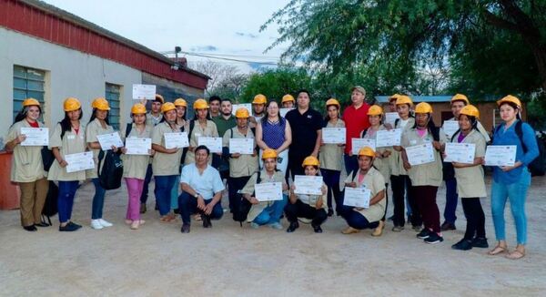 Mujeres indígenas del Chaco rompen barreras y se reciben de albañiles y electricistas a través del SINAFOCAL