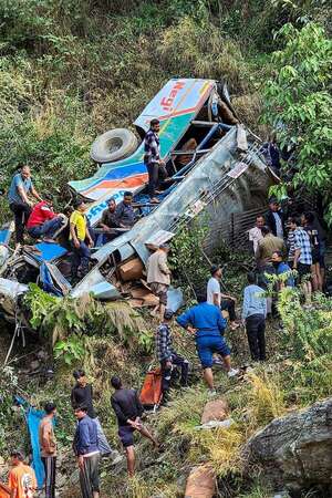 Suben a 36 los muertos al caer un autobús por un barranco en India - Mundo - ABC Color