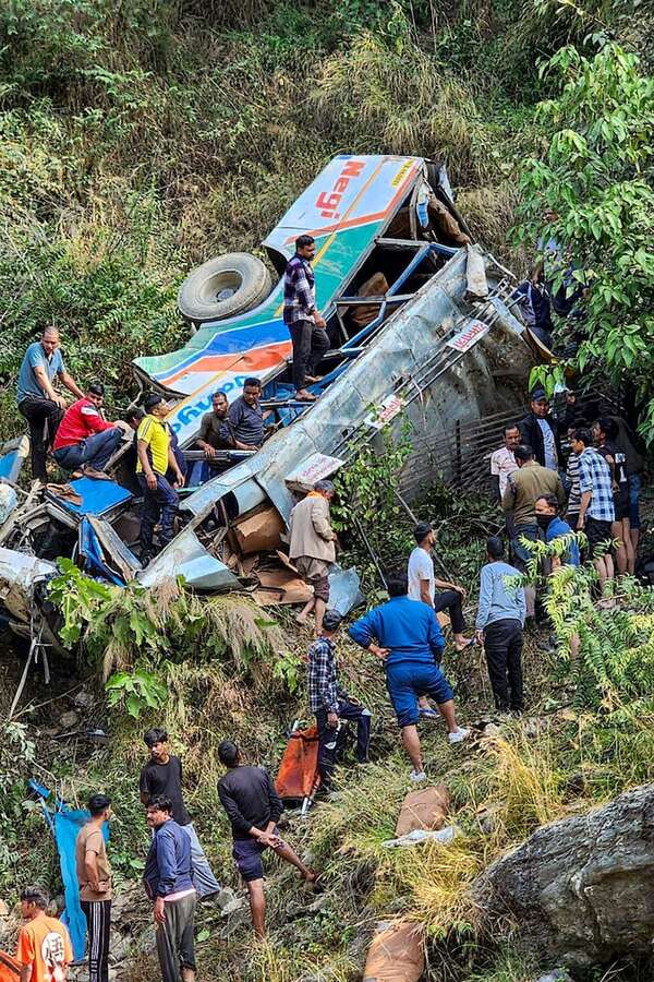 Suben a 36 los muertos al caer un autobús por un barranco en India - Mundo - ABC Color