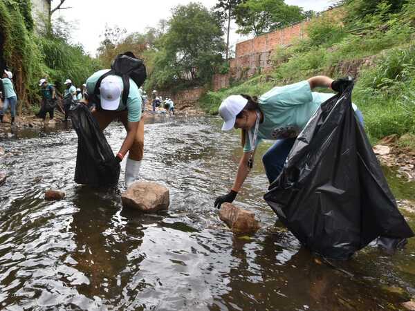 Recolectan 2.600 kilos de residuos del arroyo Mburicaó en maratón de limpieza “Ñamopotĩ”