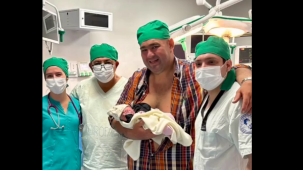 Esposa del diputado Jatar dio a luz por cesárea en hospital público