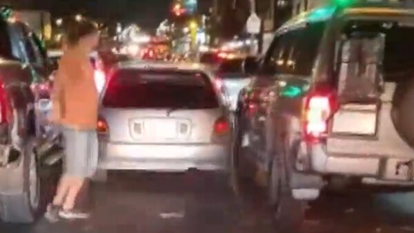 Conductor ebrio choca contra varios vehículos y es reducido a golpes en San Lorenzo