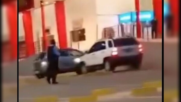 Toxica siguió y chocó el vehículo de su expareja