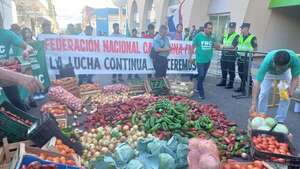 Campesinos regalan sus productos frente al MAG y funcionarios del ministerio aprovechan - Economía - ABC Color