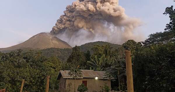 La Nación / Erupción de volcán en Indonesia causa 10 muertos
