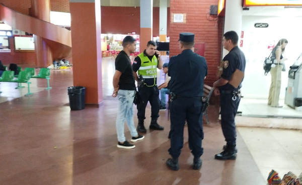Solitario delincuente asalta a cambista en terminal de ómnibus y lleva G. 4 millones - La Clave