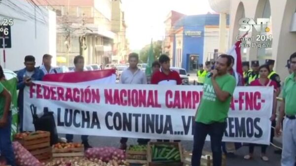 Campesinos protestan frente al Ministerio de Agricultura exigiendo atención y respeto - SNT
