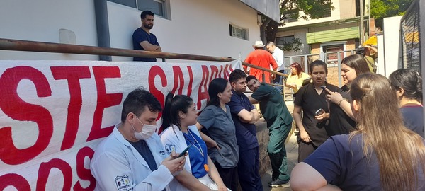 Médicos residentes del Hospital Regional exigen reajuste salarial