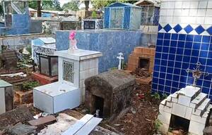 ¡Hesúkena! En el cementerio de Franco he’i que enterraron un cuerpo encima de otro