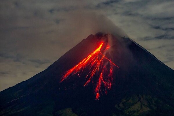 Erupción de volcán en Indonesia: hay al menos 10 muertos y edificios destruidos - 1000 Noticias