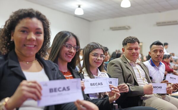 Gobernación de Central lanza Programa de Becas 2025 con 500 plazas para educación superior - .::Agencia IP::.