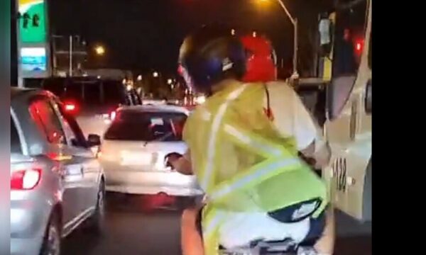 (VIDEO)Tatacho atropelló varios autos, quiso huir y fue atrapado por afectados