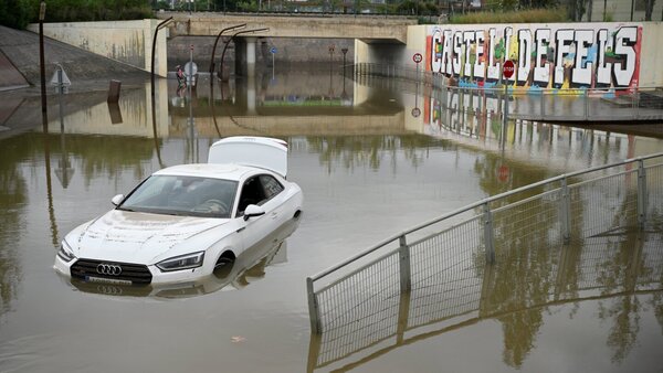 Buscan más víctimas en Valencia, Barcelona azotada por fuertes lluvias