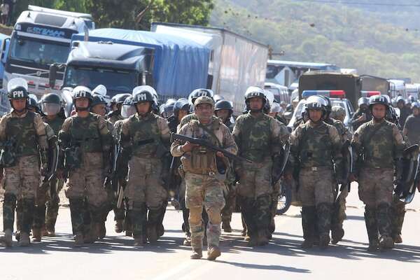 Policía boliviana despeja rutas bloqueadas por evistas - Mundo - ABC Color