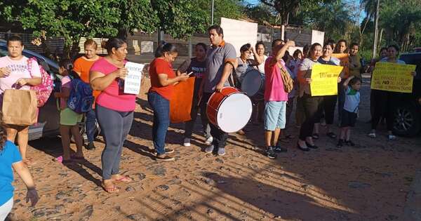 La Nación / Padres exigen reincorporación de docente y directora denunciadas por supuesto maltrato